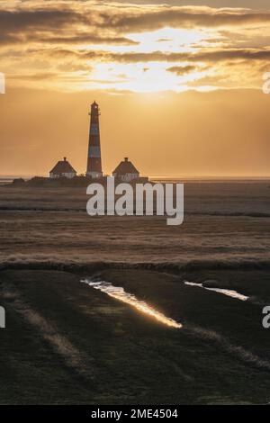 Deutschland, Schleswig-Holstein, St. Peter-Ording, Westerheversand Lighthouse bei Sonnenuntergang Stockfoto