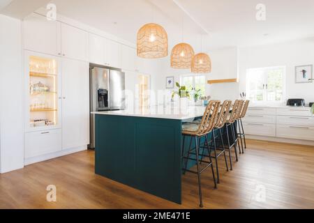 Allgemeiner Blick auf Luxusküche mit Arbeitsfläche und Küchenausstattung Stockfoto