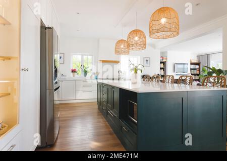 Allgemeiner Blick auf Luxusküche mit Arbeitsfläche und Küchenausstattung Stockfoto