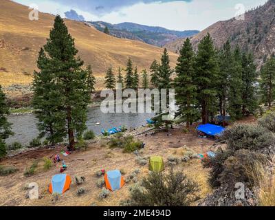 Campingplatz auf der mittleren Gabel Salmon River in Idaho mit weitem Abenteuer. Stockfoto