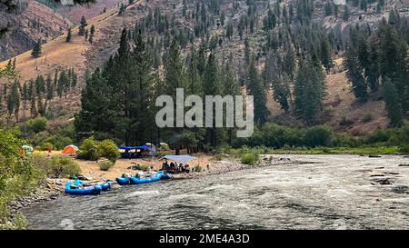 Campingplatz auf der mittleren Gabel Salmon River in Idaho mit weitem Abenteuer. Stockfoto
