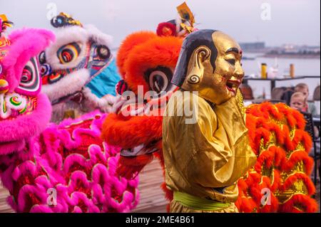 Löwentanz in einer Skybar zum chinesischen Neujahrsfest, dem „Jahr des Hasen“. Phnom Penh, Kambodscha. © Kraig Stockfoto