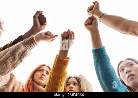 Multirassische Frauen, die beim Protest Faust machen Stockfoto
