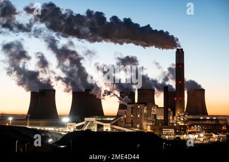 Großbritannien, England, Nottingham, Wasserdampf steigt in der Dämmerung aus den Kühltürmen des Kohlekraftwerks Stockfoto