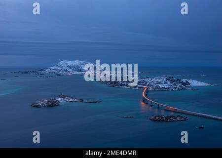 Norwegen, Troms Og Finnmark, Tromso, Luftaufnahme der Sommaroy-Brücke in der Dämmerung Stockfoto