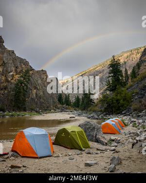 Regenbogen über dem Campingplatz am Middle Fork Salmon River, Idaho. Stockfoto