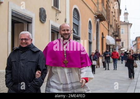 Rieti, Rieti, Italien. 21. Januar 2023. Der neue Bischof von Rieti Vito Piccinina trifft die Gläubigen vor seinem Amtsantritt am 21. Januar 2023. (Kreditbild: © Riccardo Fabi/Pacific Press via ZUMA Press Wire) NUR REDAKTIONELLE VERWENDUNG! Nicht für den kommerziellen GEBRAUCH! Stockfoto