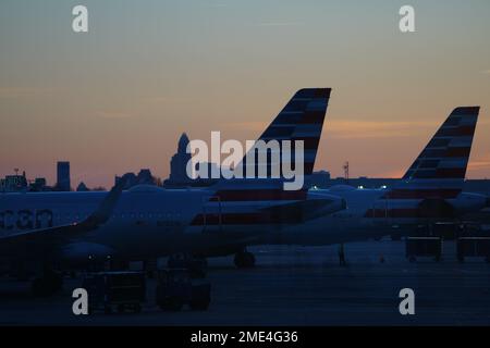 Eine American Airlines Airbus A319-115-Registrierung N9021H und 2012 Airbus A321-231-Registrierung N562UW am Charlotte Douglas International Airport, Samstag, 21. Januar 2023, in Charlotte, N.C. Stockfoto