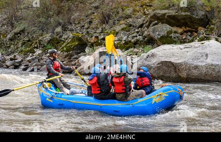 Wildwasser Rafting auf dem Middle Fork Salmon River in Idaho mit weitem Abenteuer. Stockfoto