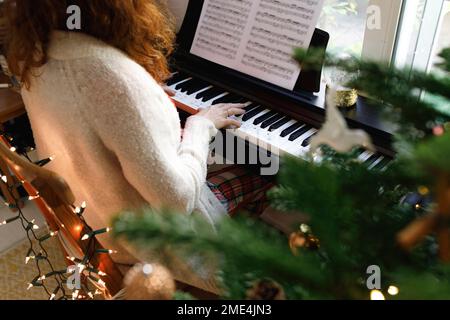 Eine Frau, die zu Hause Klavier spielt Stockfoto