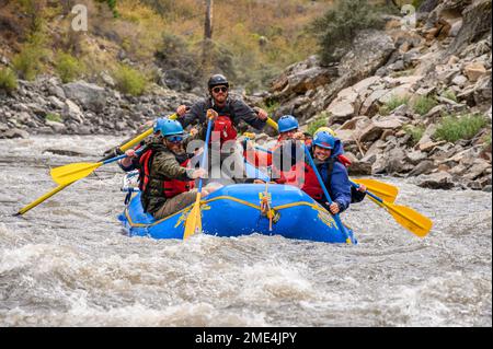 Wildwasser Rafting auf dem Middle Fork Salmon River in Idaho mit weitem Abenteuer. Stockfoto