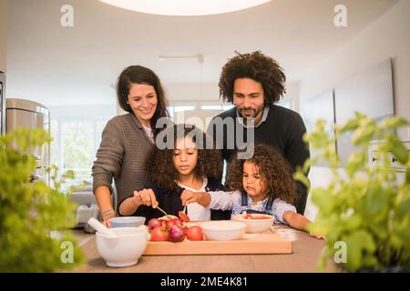 Glückliche Familie kocht zusammen in der Küche zu Hause Stockfoto