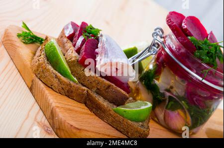 Hausgemachter eingelegter blauer Wittling-Fisch Stockfoto