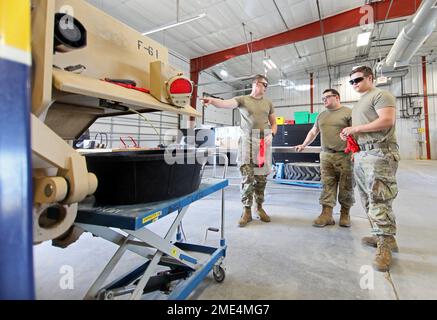 Tyler Kirkland wurde der 390. Engineer Company zugeteilt, 412. Theater Engineer Command in Chattanooga, Tennessee, Left, Erklärt anderen Soldaten der Firma, wie ein Gabelstapler mit Leichtbaufunktion für unebenes Gelände Sekunden nach dem Ablassen von Hydraulikflüssigkeit aus einem Gabelstapler funktioniert, um eine Temperatursendeeinheit während des allerersten Feldwartungskurses für die LCRTF auf dem von der Readiness Division betriebenen Schlossteil der 88. in Fort McCoy zu ersetzen, Wisconsin, 27. Juli 2022. Beim LCRTF handelt es sich um eine c-130- und CH-47-gabel mit 5.000 kg Tragfähigkeit und variabler Reichweite für unebenes Gelände Stockfoto