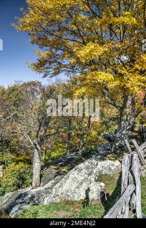 Geteilte Zäune am Raven Rock Overlook auf dem Blue Ridge Parkway in der Nähe von Blowing Rock, North Carolina. Stockfoto