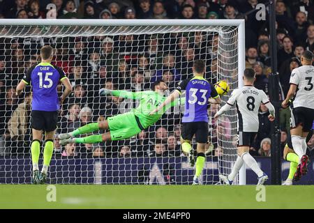 Hugo Lloris #1 of Tottenham Hotspur rettet aus Manor Solomon #11 of Fulham während des Premier League-Spiels Fulham vs Tottenham Hotspur in Craven Cottage, London, Großbritannien, 23. Januar 2023 (Foto von Mark Cosgrove/News Images) Stockfoto