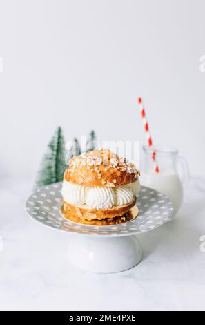 Epiphany King Kuchen auf Servierteller am Tisch vor der weißen Wand Stockfoto