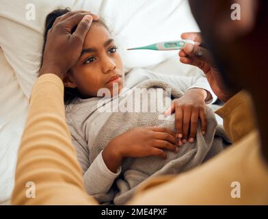 Krank, Mädchen und Vater prüfen Thermometer eines kranken Kindes oder einer Tochter, die traurig auf einem Bett liegt. Sorge, Fürsorge und Eltern im Schlafzimmer mit besorgtem Kind mit Stockfoto