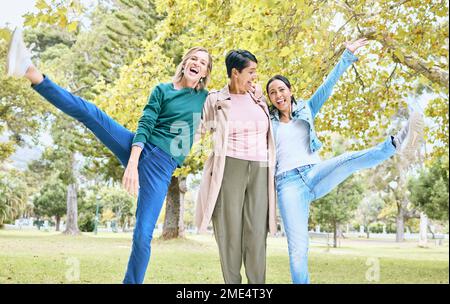 Senioren, Frauen und Porträts von lustigen Menschen oder Freunden, die sich in Vielfalt verbinden und in Glück töricht sind. Lächeln, Energie und ältere Frauen, die Spaß an einem haben Stockfoto