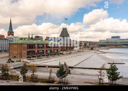 Dänemark, Aarhus, Wolken über den Aarhus Docklands mit Aarhus Custom House im Hintergrund Stockfoto