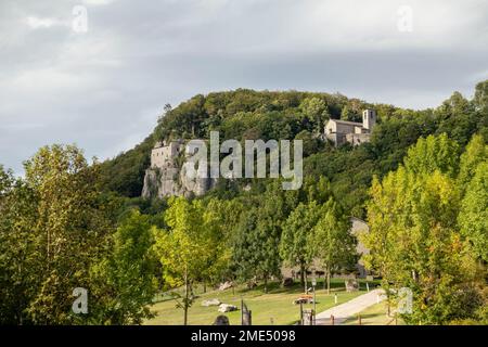 Heiligtum von La Verna inmitten üppiger grüner Bäume Stockfoto