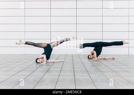 Ein Paar, das vor der Wand spaltet Stockfoto