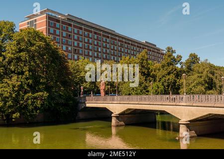 Deutschland, München, Boschbrücke, die sich im Sommer über der Isar erstreckt Stockfoto