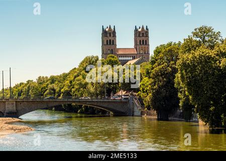 Deutschland, München, Archbrücke über die Isar im Sommer mit St. Maximilian im Hintergrund Stockfoto