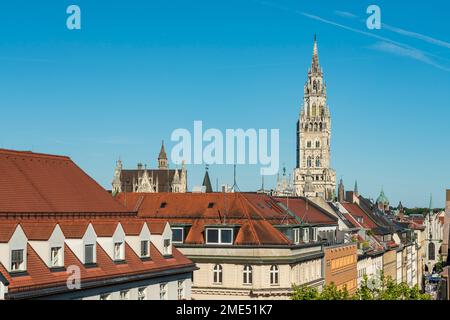 Deutschland, München, Altstadtwohnungen mit dem Turm des Neuen Rathauses im Hintergrund Stockfoto