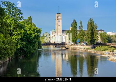 Deutschland, Bayern, München, Archbrücke über die Isar mit dem Turm des Deutschen Museums im Hintergrund Stockfoto