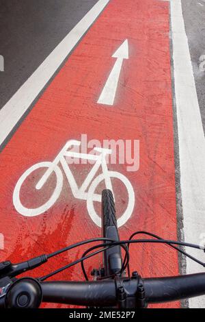 Deutschland, Bayern, München, das Fahrrad fährt auf der roten Fahrradspur Stockfoto