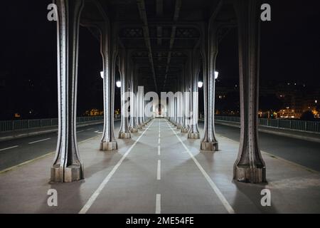 Frankreich, Ile-de-France, Paris, unter der Pont de Bir-Hakeim bei Nacht Stockfoto