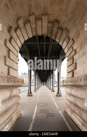 Frankreich, Ile-de-France, Paris, unterhalb der Pont de Bir-Hakeim mit dem Bogen im Vordergrund Stockfoto