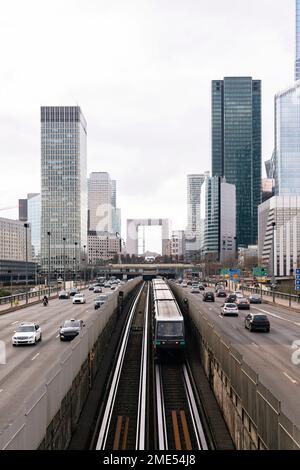 Frankreich, Ile-de-France, Paris, Stadtverkehr mit Wolkenkratzern im Stadtteil La Défense im Hintergrund Stockfoto