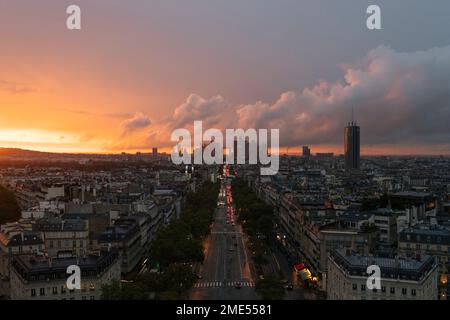 Frankreich, Ile-de-France, Paris, Stadtstraße, von der Spitze des Triumphbogens bei Sonnenuntergang aus gesehen Stockfoto