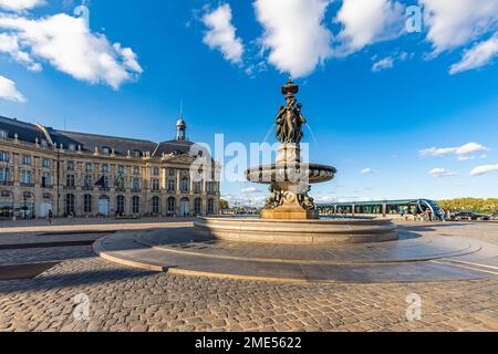 Frankreich, Nouvelle-Aquitaine, Bordeaux, Brunnen auf dem Platz Place de la Bourse Stockfoto