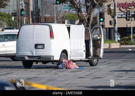 Torrance, Usa. 22. Januar 2023. Ein Blick auf den weißen Van, in dem der Verdächtige des Monterey Park-Massenschießschlags Huu Can Trann (72) mit einer selbst zugefügten Schusswunde in den Kopf in Torrance gefunden wurde, nachdem am 22. Januar 2023 10 Menschen in einem Ballsaal-Tanzstudio in Los Angeles getötet wurden. Die Schießerei wird in Kaliforniens Geschichte als einer der tödlichsten Killer-Spießer untergehen. Ein Motiv muss noch ermittelt werden. Kredit: SOPA Images Limited/Alamy Live News Stockfoto