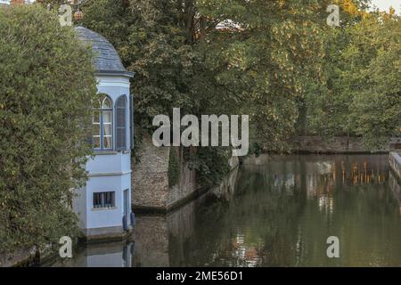 Belgien, Westflandern, Brügge, Pavillon und grüner Kanal Stockfoto