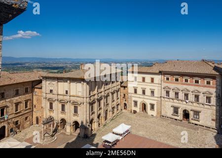 Italien, Toskana, Montepulciano, Blick auf die Häuser rund um die Piazza Grande Stockfoto