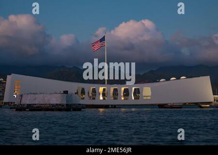 Die Sonne geht auf dem USS Arizona Memorial in Pearl Harbor, Hawaii, am 27. Juli 2022, während des Rim of the Pacific (RIMPAC) 2022 unter. Mehr als 200 Luftwaffe und 10 A-10 Thunderbolt II Wardogs der 924. Fighter Group des 944. Fighter Wings arbeiten während der Teilnahme der Einheit an der RIMPAC 2022 von der Marine Corps Base Hawaii aus. 26 Nationen, 38 Schiffe, drei U-Boote, mehr als 170 Flugzeuge und 25.000 Mitarbeiter nehmen vom 29. Juni bis zum 4. August an RIMPAC in und um die Hawaii-Inseln und Südkalifornien Teil. Die weltweit größte internationale maritime Übung, RIMPAC bietet eine Stockfoto