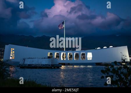 Die Sonne geht auf dem USS Arizona Memorial in Pearl Harbor, Hawaii, am 27. Juli 2022, während des Rim of the Pacific (RIMPAC) 2022 unter. Mehr als 200 Luftwaffe und 10 A-10 Thunderbolt II Wardogs der 924. Fighter Group des 944. Fighter Wings arbeiten während der Teilnahme der Einheit an der RIMPAC 2022 von der Marine Corps Base Hawaii aus. 26 Nationen, 38 Schiffe, drei U-Boote, mehr als 170 Flugzeuge und 25.000 Mitarbeiter nehmen vom 29. Juni bis zum 4. August an RIMPAC in und um die Hawaii-Inseln und Südkalifornien Teil. Die weltweit größte internationale maritime Übung, RIMPAC bietet eine Stockfoto