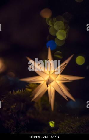 Beleuchtete Sternenlampe an Weihnachten Stockfoto