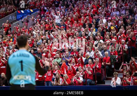 NIKLAS Landin Jacobsen (1), der dänische Torwart VON MALMÖ 20230123, jubelt der Menge nach einer Ersparnis während des Spiels am Montag bei der Handball-Weltmeisterschaft Inter zu Stockfoto