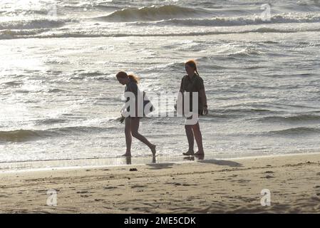 Melbourne, Australien. 23. Januar 2023. Viele Menschen genießen angenehmes Wetter am St. Kilda Beach Melbourne. (Foto von Rana Sajid Hussain/Pacific Press) Kredit: Pacific Press Media Production Corp./Alamy Live News Stockfoto