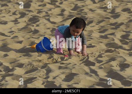 Melbourne, Australien. 23. Januar 2023. Viele Menschen genießen angenehmes Wetter am St. Kilda Beach Melbourne. (Foto von Rana Sajid Hussain/Pacific Press) Kredit: Pacific Press Media Production Corp./Alamy Live News Stockfoto