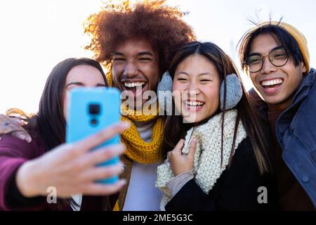 Fröhliche Gruppe von Freunden, die draußen ein Selfie machen Stockfoto