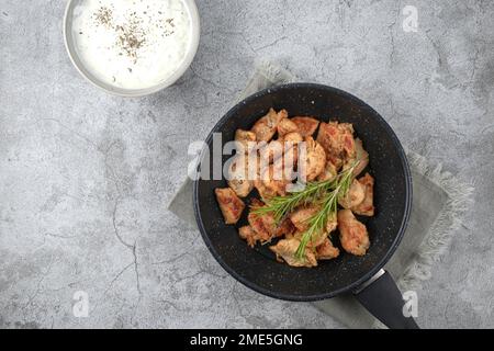 Griechische Gyros in einer Bratpfanne auf grauem Hintergrund Stockfoto