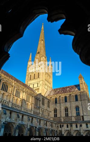 Die anglikanische Kathedrale in Norwich Norfolk, Großbritannien, gewidmet der Heiligen und ungeteilten Dreifaltigkeit. Der Bau begann 1096 und wurde 1145 abgeschlossen. Stockfoto