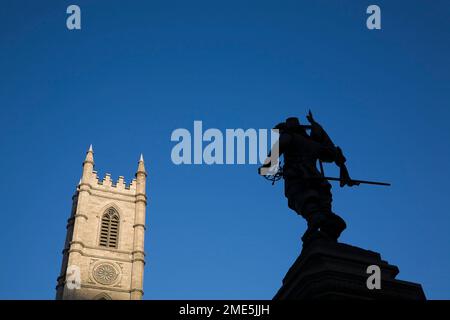 De Maisonneuve Monument gegenüber einer der Türme der Basilika Notre-Dame, Place d'Armes, Old Montreal, Quebec, Kanada. Stockfoto