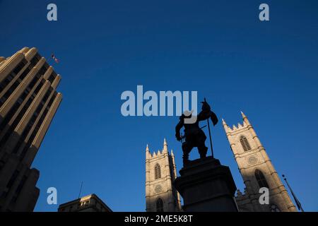 Aldred Gebäude und de Maisonneuve Monument gegenüber den Türmen der Basilika Notre-Dame, Place d'Armes, Old Montreal, Quebec, Kanada. Stockfoto